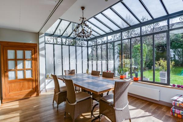 Elégante maison entièrement rénovée avec beau jardin plat plein sud