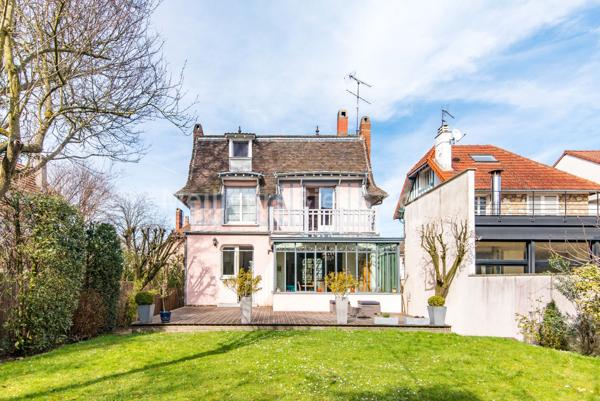 Elégante maison entièrement rénovée avec beau jardin plat plein sud