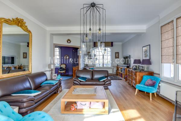 Elégante maison entièrement rénovée avec beau jardin plat plein sud