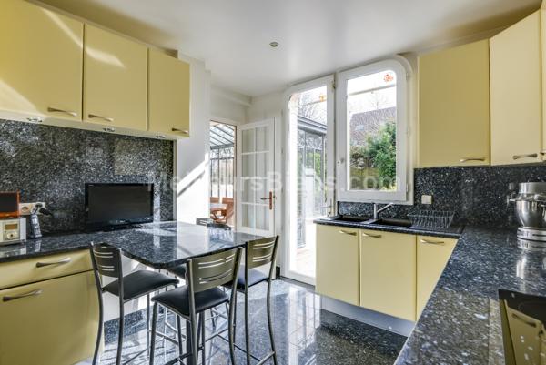 Elégante maison entièrement rénovée avec beau jardin plat plein sud