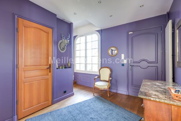 Elégante maison entièrement rénovée avec beau jardin plat plein sud