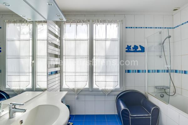 Elégante maison entièrement rénovée avec beau jardin plat plein sud