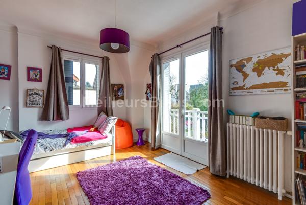 Elégante maison entièrement rénovée avec beau jardin plat plein sud