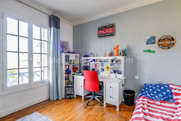 Elégante maison entièrement rénovée avec beau jardin plat plein sud