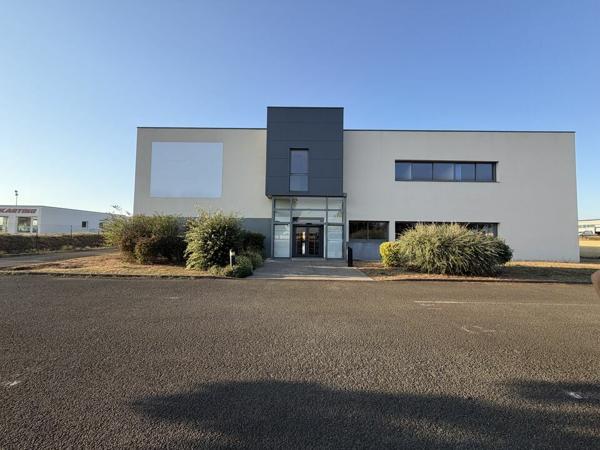 BÂTIMENT DE BUREAUX À LOUER À CHAURAY – 1 600 M²