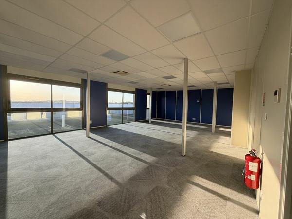 BÂTIMENT DE BUREAUX À LOUER À CHAURAY – 1 600 M²