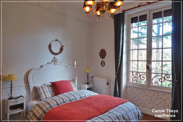 Dpt Allier (03) : à vendre à Hérisson - Maison entièrement rénovée de 190 m2 - Terrain 2429 m2 - Dépendances - Piscine