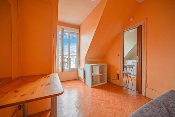 Studio ensoleillé avec une vue entièrement dégagée