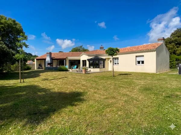 Maison familiale 4 chambres, grand terrain de 2000 m2, dépen