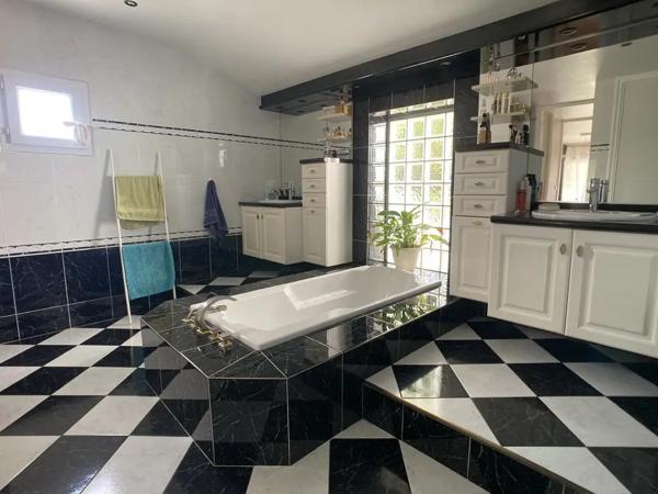 Maison familiale 4 chambres, grand terrain de 2000 m2, dépen