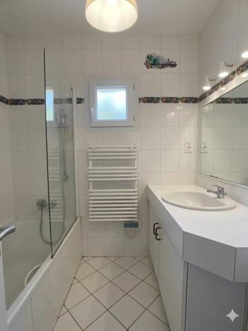 Maison familiale 4 chambres, grand terrain de 2000 m2, dépen