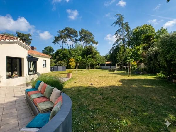 Maison familiale 4 chambres, grand terrain de 2000 m2, dépen