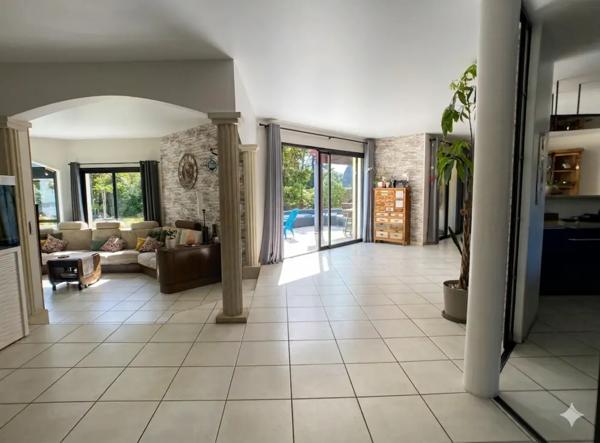 Maison familiale 4 chambres, grand terrain de 2000 m2, dépen