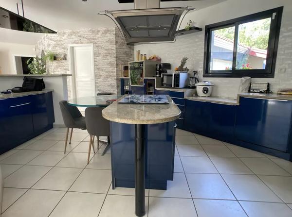 Maison familiale 4 chambres, grand terrain de 2000 m2, dépen