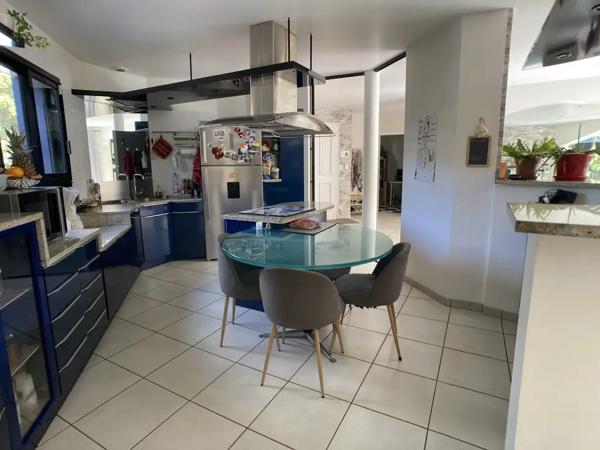 Maison familiale 4 chambres, grand terrain de 2000 m2, dépen