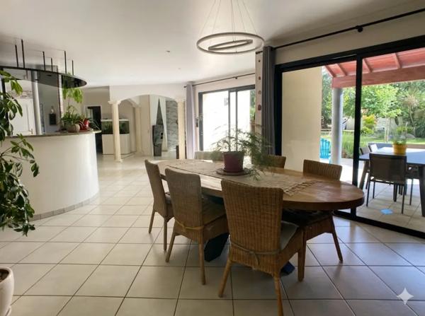 Maison familiale 4 chambres, grand terrain de 2000 m2, dépen