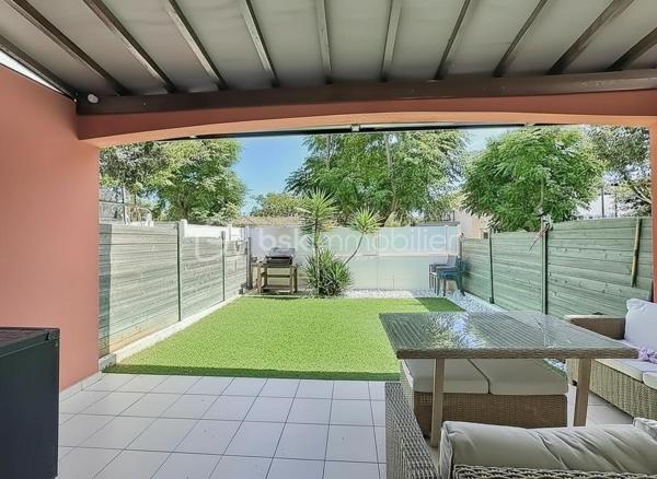 *** MAISON T4 DE 84 m² AVEC JARDIN ET DEUX PLACES DE PARKING – VILLENEUVE-LÈS-MAGUELONE ***

Venez découvrir cette jolie maison T4 de 84 m², idéalement située à Villeneuve-lès-Maguelone, à proximité immédiate de toutes les commodités.

Au rez-de-chaussée, vous trouverez une agréable pièce de vie traversante, composée d’un salon-séjour avec une cuisine américaine aménagée et équipée. Une buanderie ainsi qu’un WC indépendant complètent ce niveau.

À l’étage, la maison dispose de trois chambres, chacune équipée d’un placard, ainsi que d’une salle de bains rénovée il y a deux ans et d’un WC indépendant.

Côté extérieur, vous profiterez d’un joli jardin soigneusement entretenu, agrémenté d’une terrasse carrelée et un store banne motorisé, idéale pour profiter des beaux jours.

La façade a été refaite il y a trois mois. 

Deux places de parking privatives sont vendues avec le bien.

La maison bénéficie d’un emplacement pratique, à proximité des écoles, des transports et des commerces.

Une vidéo du bien est disponible sur demande.

À visiter sans tarder !