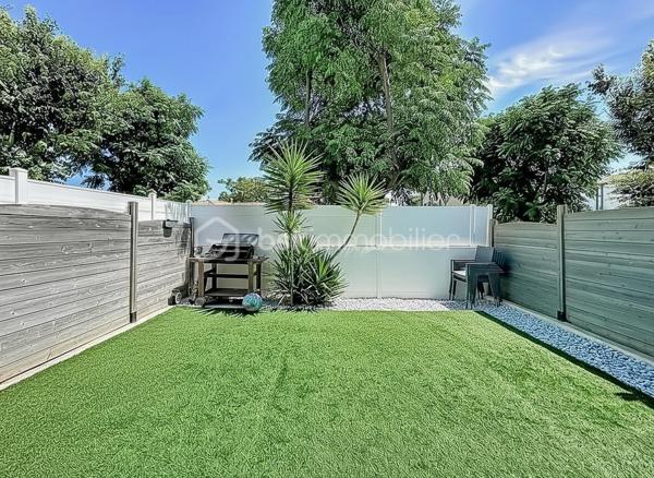 *** MAISON T4 DE 84 m² AVEC JARDIN ET DEUX PLACES DE PARKING – VILLENEUVE-LÈS-MAGUELONE ***

Venez découvrir cette jolie maison T4 de 84 m², idéalement située à Villeneuve-lès-Maguelone, à proximité immédiate de toutes les commodités.

Au rez-de-chaussée, vous trouverez une agréable pièce de vie traversante, composée d’un salon-séjour avec une cuisine américaine aménagée et équipée. Une buanderie ainsi qu’un WC indépendant complètent ce niveau.

À l’étage, la maison dispose de trois chambres, chacune équipée d’un placard, ainsi que d’une salle de bains rénovée il y a deux ans et d’un WC indépendant.

Côté extérieur, vous profiterez d’un joli jardin soigneusement entretenu, agrémenté d’une terrasse carrelée et un store banne motorisé, idéale pour profiter des beaux jours.

La façade a été refaite il y a trois mois. 

Deux places de parking privatives sont vendues avec le bien.

La maison bénéficie d’un emplacement pratique, à proximité des écoles, des transports et des commerces.

Une vidéo du bien est disponible sur demande.

À visiter sans tarder !