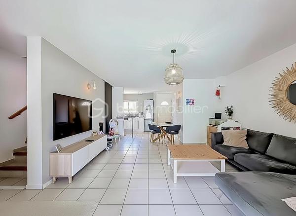 *** MAISON T4 DE 84 m² AVEC JARDIN ET DEUX PLACES DE PARKING – VILLENEUVE-LÈS-MAGUELONE ***

Venez découvrir cette jolie maison T4 de 84 m², idéalement située à Villeneuve-lès-Maguelone, à proximité immédiate de toutes les commodités.

Au rez-de-chaussée, vous trouverez une agréable pièce de vie traversante, composée d’un salon-séjour avec une cuisine américaine aménagée et équipée. Une buanderie ainsi qu’un WC indépendant complètent ce niveau.

À l’étage, la maison dispose de trois chambres, chacune équipée d’un placard, ainsi que d’une salle de bains rénovée il y a deux ans et d’un WC indépendant.

Côté extérieur, vous profiterez d’un joli jardin soigneusement entretenu, agrémenté d’une terrasse carrelée et un store banne motorisé, idéale pour profiter des beaux jours.

La façade a été refaite il y a trois mois. 

Deux places de parking privatives sont vendues avec le bien.

La maison bénéficie d’un emplacement pratique, à proximité des écoles, des transports et des commerces.

Une vidéo du bien est disponible sur demande.

À visiter sans tarder !