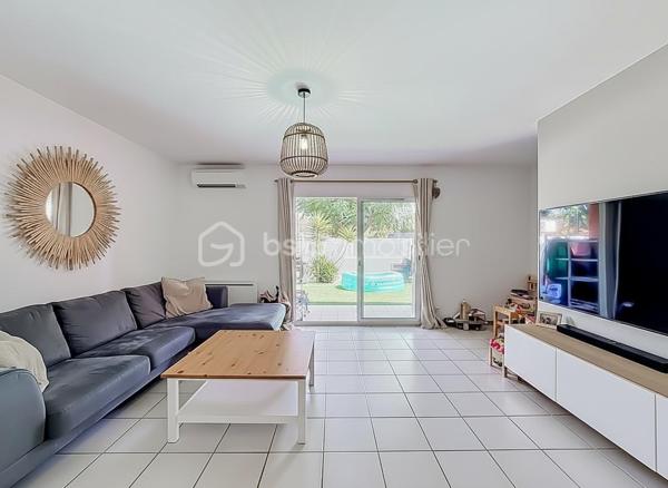 *** MAISON T4 DE 84 m² AVEC JARDIN ET DEUX PLACES DE PARKING – VILLENEUVE-LÈS-MAGUELONE ***

Venez découvrir cette jolie maison T4 de 84 m², idéalement située à Villeneuve-lès-Maguelone, à proximité immédiate de toutes les commodités.

Au rez-de-chaussée, vous trouverez une agréable pièce de vie traversante, composée d’un salon-séjour avec une cuisine américaine aménagée et équipée. Une buanderie ainsi qu’un WC indépendant complètent ce niveau.

À l’étage, la maison dispose de trois chambres, chacune équipée d’un placard, ainsi que d’une salle de bains rénovée il y a deux ans et d’un WC indépendant.

Côté extérieur, vous profiterez d’un joli jardin soigneusement entretenu, agrémenté d’une terrasse carrelée et un store banne motorisé, idéale pour profiter des beaux jours.

La façade a été refaite il y a trois mois. 

Deux places de parking privatives sont vendues avec le bien.

La maison bénéficie d’un emplacement pratique, à proximité des écoles, des transports et des commerces.

Une vidéo du bien est disponible sur demande.

À visiter sans tarder !