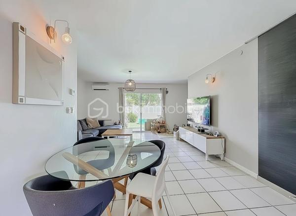 *** MAISON T4 DE 84 m² AVEC JARDIN ET DEUX PLACES DE PARKING – VILLENEUVE-LÈS-MAGUELONE ***

Venez découvrir cette jolie maison T4 de 84 m², idéalement située à Villeneuve-lès-Maguelone, à proximité immédiate de toutes les commodités.

Au rez-de-chaussée, vous trouverez une agréable pièce de vie traversante, composée d’un salon-séjour avec une cuisine américaine aménagée et équipée. Une buanderie ainsi qu’un WC indépendant complètent ce niveau.

À l’étage, la maison dispose de trois chambres, chacune équipée d’un placard, ainsi que d’une salle de bains rénovée il y a deux ans et d’un WC indépendant.

Côté extérieur, vous profiterez d’un joli jardin soigneusement entretenu, agrémenté d’une terrasse carrelée et un store banne motorisé, idéale pour profiter des beaux jours.

La façade a été refaite il y a trois mois. 

Deux places de parking privatives sont vendues avec le bien.

La maison bénéficie d’un emplacement pratique, à proximité des écoles, des transports et des commerces.

Une vidéo du bien est disponible sur demande.

À visiter sans tarder !