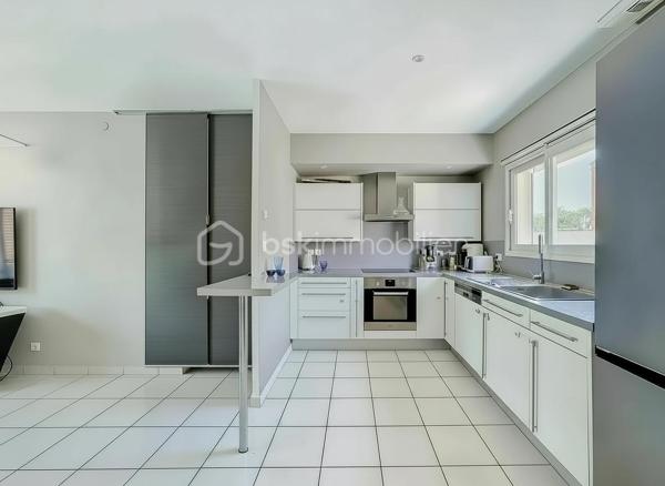*** MAISON T4 DE 84 m² AVEC JARDIN ET DEUX PLACES DE PARKING – VILLENEUVE-LÈS-MAGUELONE ***

Venez découvrir cette jolie maison T4 de 84 m², idéalement située à Villeneuve-lès-Maguelone, à proximité immédiate de toutes les commodités.

Au rez-de-chaussée, vous trouverez une agréable pièce de vie traversante, composée d’un salon-séjour avec une cuisine américaine aménagée et équipée. Une buanderie ainsi qu’un WC indépendant complètent ce niveau.

À l’étage, la maison dispose de trois chambres, chacune équipée d’un placard, ainsi que d’une salle de bains rénovée il y a deux ans et d’un WC indépendant.

Côté extérieur, vous profiterez d’un joli jardin soigneusement entretenu, agrémenté d’une terrasse carrelée et un store banne motorisé, idéale pour profiter des beaux jours.

La façade a été refaite il y a trois mois. 

Deux places de parking privatives sont vendues avec le bien.

La maison bénéficie d’un emplacement pratique, à proximité des écoles, des transports et des commerces.

Une vidéo du bien est disponible sur demande.

À visiter sans tarder !