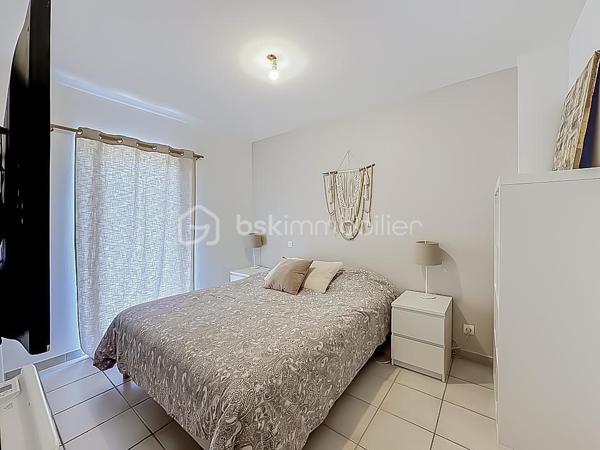 *** MAISON T4 DE 84 m² AVEC JARDIN ET DEUX PLACES DE PARKING – VILLENEUVE-LÈS-MAGUELONE ***

Venez découvrir cette jolie maison T4 de 84 m², idéalement située à Villeneuve-lès-Maguelone, à proximité immédiate de toutes les commodités.

Au rez-de-chaussée, vous trouverez une agréable pièce de vie traversante, composée d’un salon-séjour avec une cuisine américaine aménagée et équipée. Une buanderie ainsi qu’un WC indépendant complètent ce niveau.

À l’étage, la maison dispose de trois chambres, chacune équipée d’un placard, ainsi que d’une salle de bains rénovée il y a deux ans et d’un WC indépendant.

Côté extérieur, vous profiterez d’un joli jardin soigneusement entretenu, agrémenté d’une terrasse carrelée et un store banne motorisé, idéale pour profiter des beaux jours.

La façade a été refaite il y a trois mois. 

Deux places de parking privatives sont vendues avec le bien.

La maison bénéficie d’un emplacement pratique, à proximité des écoles, des transports et des commerces.

Une vidéo du bien est disponible sur demande.

À visiter sans tarder !
