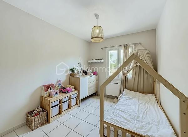 *** MAISON T4 DE 84 m² AVEC JARDIN ET DEUX PLACES DE PARKING – VILLENEUVE-LÈS-MAGUELONE ***

Venez découvrir cette jolie maison T4 de 84 m², idéalement située à Villeneuve-lès-Maguelone, à proximité immédiate de toutes les commodités.

Au rez-de-chaussée, vous trouverez une agréable pièce de vie traversante, composée d’un salon-séjour avec une cuisine américaine aménagée et équipée. Une buanderie ainsi qu’un WC indépendant complètent ce niveau.

À l’étage, la maison dispose de trois chambres, chacune équipée d’un placard, ainsi que d’une salle de bains rénovée il y a deux ans et d’un WC indépendant.

Côté extérieur, vous profiterez d’un joli jardin soigneusement entretenu, agrémenté d’une terrasse carrelée et un store banne motorisé, idéale pour profiter des beaux jours.

La façade a été refaite il y a trois mois. 

Deux places de parking privatives sont vendues avec le bien.

La maison bénéficie d’un emplacement pratique, à proximité des écoles, des transports et des commerces.

Une vidéo du bien est disponible sur demande.

À visiter sans tarder !