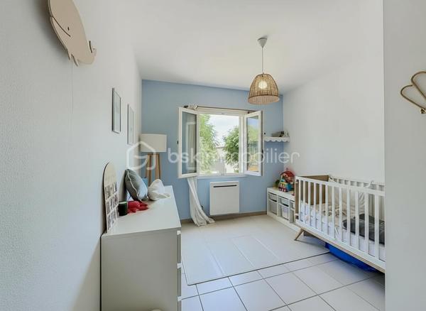 *** MAISON T4 DE 84 m² AVEC JARDIN ET DEUX PLACES DE PARKING – VILLENEUVE-LÈS-MAGUELONE ***

Venez découvrir cette jolie maison T4 de 84 m², idéalement située à Villeneuve-lès-Maguelone, à proximité immédiate de toutes les commodités.

Au rez-de-chaussée, vous trouverez une agréable pièce de vie traversante, composée d’un salon-séjour avec une cuisine américaine aménagée et équipée. Une buanderie ainsi qu’un WC indépendant complètent ce niveau.

À l’étage, la maison dispose de trois chambres, chacune équipée d’un placard, ainsi que d’une salle de bains rénovée il y a deux ans et d’un WC indépendant.

Côté extérieur, vous profiterez d’un joli jardin soigneusement entretenu, agrémenté d’une terrasse carrelée et un store banne motorisé, idéale pour profiter des beaux jours.

La façade a été refaite il y a trois mois. 

Deux places de parking privatives sont vendues avec le bien.

La maison bénéficie d’un emplacement pratique, à proximité des écoles, des transports et des commerces.

Une vidéo du bien est disponible sur demande.

À visiter sans tarder !