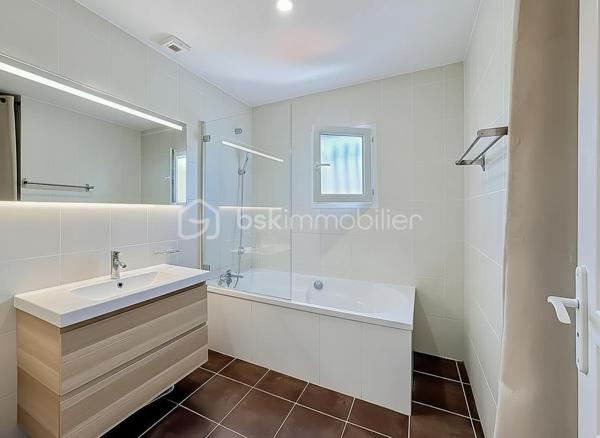 *** MAISON T4 DE 84 m² AVEC JARDIN ET DEUX PLACES DE PARKING – VILLENEUVE-LÈS-MAGUELONE ***

Venez découvrir cette jolie maison T4 de 84 m², idéalement située à Villeneuve-lès-Maguelone, à proximité immédiate de toutes les commodités.

Au rez-de-chaussée, vous trouverez une agréable pièce de vie traversante, composée d’un salon-séjour avec une cuisine américaine aménagée et équipée. Une buanderie ainsi qu’un WC indépendant complètent ce niveau.

À l’étage, la maison dispose de trois chambres, chacune équipée d’un placard, ainsi que d’une salle de bains rénovée il y a deux ans et d’un WC indépendant.

Côté extérieur, vous profiterez d’un joli jardin soigneusement entretenu, agrémenté d’une terrasse carrelée et un store banne motorisé, idéale pour profiter des beaux jours.

La façade a été refaite il y a trois mois. 

Deux places de parking privatives sont vendues avec le bien.

La maison bénéficie d’un emplacement pratique, à proximité des écoles, des transports et des commerces.

Une vidéo du bien est disponible sur demande.

À visiter sans tarder !