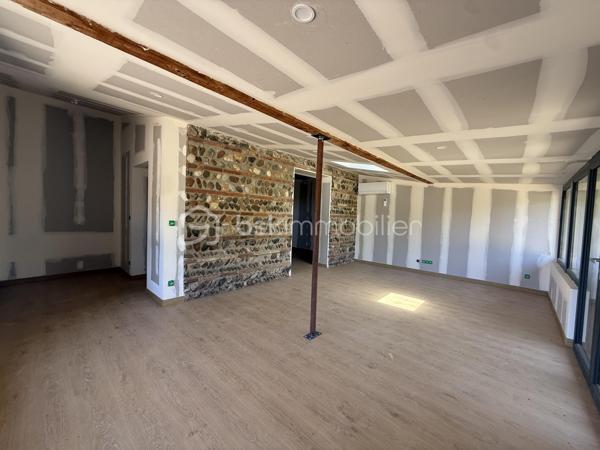 Anna Morra vous propose à la vente, sur la commune de Mondonville, idéalement située entre Pibrac, Mondonville et Cornebarrieu, dans un secteur calme, cette maison pleine de charme en cours de rénovation totale, exposée Nord-Ouest.

Issue de la division d’une ancienne bâtisse, cette maison T3 mitoyenne d’un côté, de plain-pied, d’une surface d’environ 82 m², allie le cachet de l’ancien et le confort du neuf.

Elle se compose d’une entrée, d’un salon lumineux sous forme de véranda d’environ 20 m², avec un mur en pierre, d’une salle à manger d’environ 20 m² avec espace cuisine à aménager, de deux chambres de 11 m² et 15 m², ainsi que d’une salle d’eau avec WC.

La maison est entièrement rénovée  :
micro-station neuve, isolation neuve, électricité neuve, parquet au sol.
Les fenêtres sont en double vitrage PVC gris anthracite.
Le chauffage sera assuré par une pompe à chaleur et la production d’eau chaude par cumulus.
La façade en pierre et bois apporte un charme authentique à l’ensemble.

Les travaux bénéficieront d’une garantie décennale ainsi que d’une assurance dommage ouvrage.

Le bien est implanté sur un terrain de 226 m², idéal pour profiter d’un extérieur agréable.

Il reste toutefois quelques finitions à prévoir :
installation de la cuisine aménagée, création des placards, murs prêts à peindre selon vos envies, clôture du jardin ainsi que le remplacement des planches de rive.

Me contc ater pour plus de renseignements