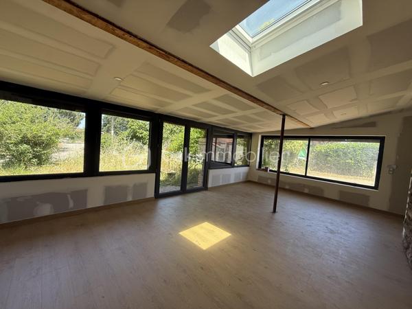 Anna Morra vous propose à la vente, sur la commune de Mondonville, idéalement située entre Pibrac, Mondonville et Cornebarrieu, dans un secteur calme, cette maison pleine de charme en cours de rénovation totale, exposée Nord-Ouest.

Issue de la division d’une ancienne bâtisse, cette maison T3 mitoyenne d’un côté, de plain-pied, d’une surface d’environ 82 m², allie le cachet de l’ancien et le confort du neuf.

Elle se compose d’une entrée, d’un salon lumineux sous forme de véranda d’environ 20 m², avec un mur en pierre, d’une salle à manger d’environ 20 m² avec espace cuisine à aménager, de deux chambres de 11 m² et 15 m², ainsi que d’une salle d’eau avec WC.

La maison est entièrement rénovée  :
micro-station neuve, isolation neuve, électricité neuve, parquet au sol.
Les fenêtres sont en double vitrage PVC gris anthracite.
Le chauffage sera assuré par une pompe à chaleur et la production d’eau chaude par cumulus.
La façade en pierre et bois apporte un charme authentique à l’ensemble.

Les travaux bénéficieront d’une garantie décennale ainsi que d’une assurance dommage ouvrage.

Le bien est implanté sur un terrain de 226 m², idéal pour profiter d’un extérieur agréable.

Il reste toutefois quelques finitions à prévoir :
installation de la cuisine aménagée, création des placards, murs prêts à peindre selon vos envies, clôture du jardin ainsi que le remplacement des planches de rive.

Me contc ater pour plus de renseignements