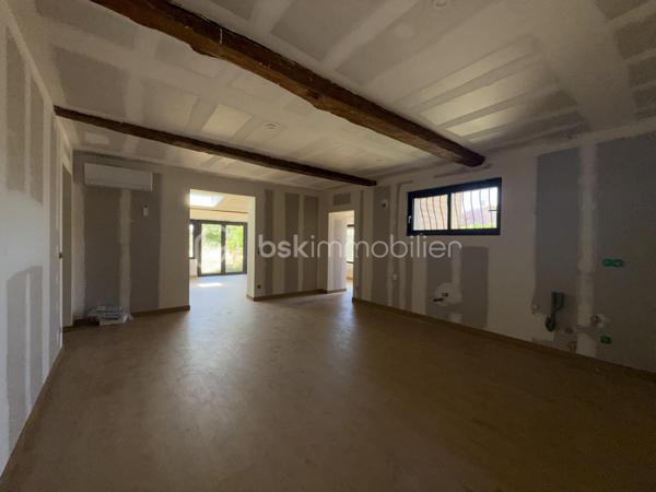 Anna Morra vous propose à la vente, sur la commune de Mondonville, idéalement située entre Pibrac, Mondonville et Cornebarrieu, dans un secteur calme, cette maison pleine de charme en cours de rénovation totale, exposée Nord-Ouest.

Issue de la division d’une ancienne bâtisse, cette maison T3 mitoyenne d’un côté, de plain-pied, d’une surface d’environ 82 m², allie le cachet de l’ancien et le confort du neuf.

Elle se compose d’une entrée, d’un salon lumineux sous forme de véranda d’environ 20 m², avec un mur en pierre, d’une salle à manger d’environ 20 m² avec espace cuisine à aménager, de deux chambres de 11 m² et 15 m², ainsi que d’une salle d’eau avec WC.

La maison est entièrement rénovée  :
micro-station neuve, isolation neuve, électricité neuve, parquet au sol.
Les fenêtres sont en double vitrage PVC gris anthracite.
Le chauffage sera assuré par une pompe à chaleur et la production d’eau chaude par cumulus.
La façade en pierre et bois apporte un charme authentique à l’ensemble.

Les travaux bénéficieront d’une garantie décennale ainsi que d’une assurance dommage ouvrage.

Le bien est implanté sur un terrain de 226 m², idéal pour profiter d’un extérieur agréable.

Il reste toutefois quelques finitions à prévoir :
installation de la cuisine aménagée, création des placards, murs prêts à peindre selon vos envies, clôture du jardin ainsi que le remplacement des planches de rive.

Me contc ater pour plus de renseignements