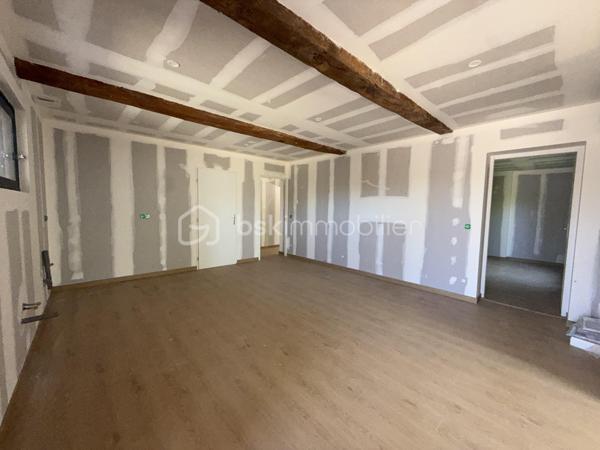 Anna Morra vous propose à la vente, sur la commune de Mondonville, idéalement située entre Pibrac, Mondonville et Cornebarrieu, dans un secteur calme, cette maison pleine de charme en cours de rénovation totale, exposée Nord-Ouest.

Issue de la division d’une ancienne bâtisse, cette maison T3 mitoyenne d’un côté, de plain-pied, d’une surface d’environ 82 m², allie le cachet de l’ancien et le confort du neuf.

Elle se compose d’une entrée, d’un salon lumineux sous forme de véranda d’environ 20 m², avec un mur en pierre, d’une salle à manger d’environ 20 m² avec espace cuisine à aménager, de deux chambres de 11 m² et 15 m², ainsi que d’une salle d’eau avec WC.

La maison est entièrement rénovée  :
micro-station neuve, isolation neuve, électricité neuve, parquet au sol.
Les fenêtres sont en double vitrage PVC gris anthracite.
Le chauffage sera assuré par une pompe à chaleur et la production d’eau chaude par cumulus.
La façade en pierre et bois apporte un charme authentique à l’ensemble.

Les travaux bénéficieront d’une garantie décennale ainsi que d’une assurance dommage ouvrage.

Le bien est implanté sur un terrain de 226 m², idéal pour profiter d’un extérieur agréable.

Il reste toutefois quelques finitions à prévoir :
installation de la cuisine aménagée, création des placards, murs prêts à peindre selon vos envies, clôture du jardin ainsi que le remplacement des planches de rive.

Me contc ater pour plus de renseignements