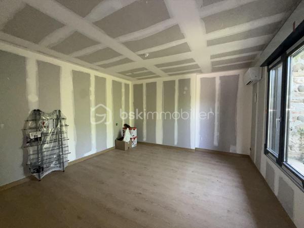 Anna Morra vous propose à la vente, sur la commune de Mondonville, idéalement située entre Pibrac, Mondonville et Cornebarrieu, dans un secteur calme, cette maison pleine de charme en cours de rénovation totale, exposée Nord-Ouest.

Issue de la division d’une ancienne bâtisse, cette maison T3 mitoyenne d’un côté, de plain-pied, d’une surface d’environ 82 m², allie le cachet de l’ancien et le confort du neuf.

Elle se compose d’une entrée, d’un salon lumineux sous forme de véranda d’environ 20 m², avec un mur en pierre, d’une salle à manger d’environ 20 m² avec espace cuisine à aménager, de deux chambres de 11 m² et 15 m², ainsi que d’une salle d’eau avec WC.

La maison est entièrement rénovée  :
micro-station neuve, isolation neuve, électricité neuve, parquet au sol.
Les fenêtres sont en double vitrage PVC gris anthracite.
Le chauffage sera assuré par une pompe à chaleur et la production d’eau chaude par cumulus.
La façade en pierre et bois apporte un charme authentique à l’ensemble.

Les travaux bénéficieront d’une garantie décennale ainsi que d’une assurance dommage ouvrage.

Le bien est implanté sur un terrain de 226 m², idéal pour profiter d’un extérieur agréable.

Il reste toutefois quelques finitions à prévoir :
installation de la cuisine aménagée, création des placards, murs prêts à peindre selon vos envies, clôture du jardin ainsi que le remplacement des planches de rive.

Me contc ater pour plus de renseignements