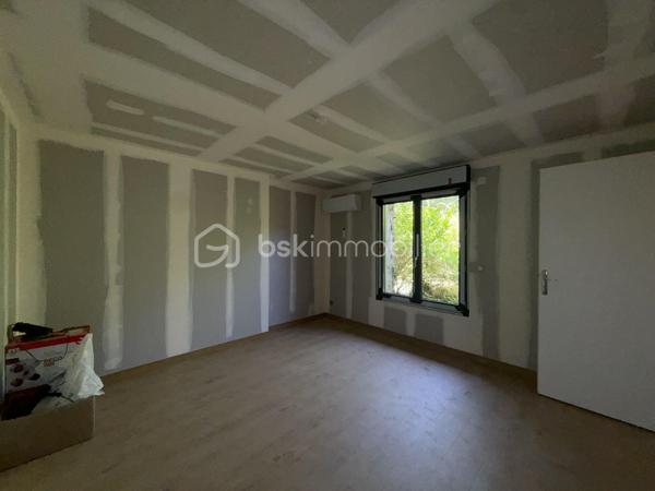 Anna Morra vous propose à la vente, sur la commune de Mondonville, idéalement située entre Pibrac, Mondonville et Cornebarrieu, dans un secteur calme, cette maison pleine de charme en cours de rénovation totale, exposée Nord-Ouest.

Issue de la division d’une ancienne bâtisse, cette maison T3 mitoyenne d’un côté, de plain-pied, d’une surface d’environ 82 m², allie le cachet de l’ancien et le confort du neuf.

Elle se compose d’une entrée, d’un salon lumineux sous forme de véranda d’environ 20 m², avec un mur en pierre, d’une salle à manger d’environ 20 m² avec espace cuisine à aménager, de deux chambres de 11 m² et 15 m², ainsi que d’une salle d’eau avec WC.

La maison est entièrement rénovée  :
micro-station neuve, isolation neuve, électricité neuve, parquet au sol.
Les fenêtres sont en double vitrage PVC gris anthracite.
Le chauffage sera assuré par une pompe à chaleur et la production d’eau chaude par cumulus.
La façade en pierre et bois apporte un charme authentique à l’ensemble.

Les travaux bénéficieront d’une garantie décennale ainsi que d’une assurance dommage ouvrage.

Le bien est implanté sur un terrain de 226 m², idéal pour profiter d’un extérieur agréable.

Il reste toutefois quelques finitions à prévoir :
installation de la cuisine aménagée, création des placards, murs prêts à peindre selon vos envies, clôture du jardin ainsi que le remplacement des planches de rive.

Me contc ater pour plus de renseignements
