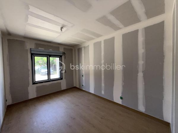 Anna Morra vous propose à la vente, sur la commune de Mondonville, idéalement située entre Pibrac, Mondonville et Cornebarrieu, dans un secteur calme, cette maison pleine de charme en cours de rénovation totale, exposée Nord-Ouest.

Issue de la division d’une ancienne bâtisse, cette maison T3 mitoyenne d’un côté, de plain-pied, d’une surface d’environ 82 m², allie le cachet de l’ancien et le confort du neuf.

Elle se compose d’une entrée, d’un salon lumineux sous forme de véranda d’environ 20 m², avec un mur en pierre, d’une salle à manger d’environ 20 m² avec espace cuisine à aménager, de deux chambres de 11 m² et 15 m², ainsi que d’une salle d’eau avec WC.

La maison est entièrement rénovée  :
micro-station neuve, isolation neuve, électricité neuve, parquet au sol.
Les fenêtres sont en double vitrage PVC gris anthracite.
Le chauffage sera assuré par une pompe à chaleur et la production d’eau chaude par cumulus.
La façade en pierre et bois apporte un charme authentique à l’ensemble.

Les travaux bénéficieront d’une garantie décennale ainsi que d’une assurance dommage ouvrage.

Le bien est implanté sur un terrain de 226 m², idéal pour profiter d’un extérieur agréable.

Il reste toutefois quelques finitions à prévoir :
installation de la cuisine aménagée, création des placards, murs prêts à peindre selon vos envies, clôture du jardin ainsi que le remplacement des planches de rive.

Me contc ater pour plus de renseignements