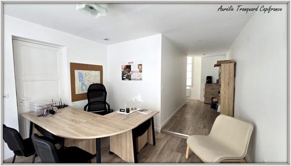 Immeuble à vendre SAINT JEAN D'ANGELY (17) EN PLEINE COEUR DE VILLE composé de 2 appartements de type T3 et 2 locaux commerciaux au rdc