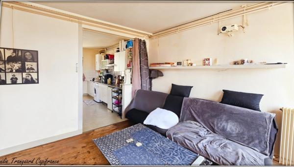 Immeuble à vendre SAINT JEAN D'ANGELY (17) EN PLEINE COEUR DE VILLE composé de 2 appartements de type T3 et 2 locaux commerciaux au rdc