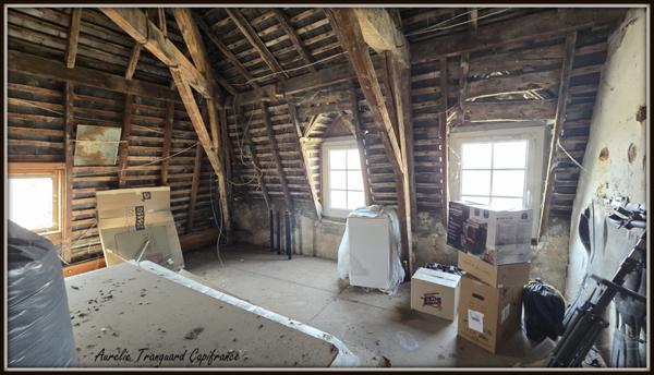 Immeuble à vendre SAINT JEAN D'ANGELY (17) EN PLEINE COEUR DE VILLE composé de 2 appartements de type T3 et 2 locaux commerciaux au rdc