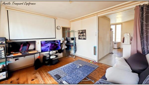 Immeuble à vendre SAINT JEAN D'ANGELY (17) EN PLEINE COEUR DE VILLE composé de 2 appartements de type T3 et 2 locaux commerciaux au rdc