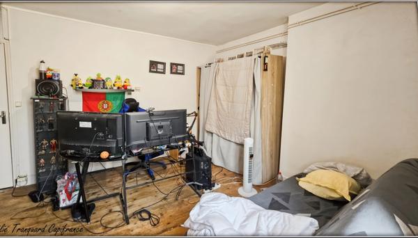 Immeuble à vendre SAINT JEAN D'ANGELY (17) EN PLEINE COEUR DE VILLE composé de 2 appartements de type T3 et 2 locaux commerciaux au rdc