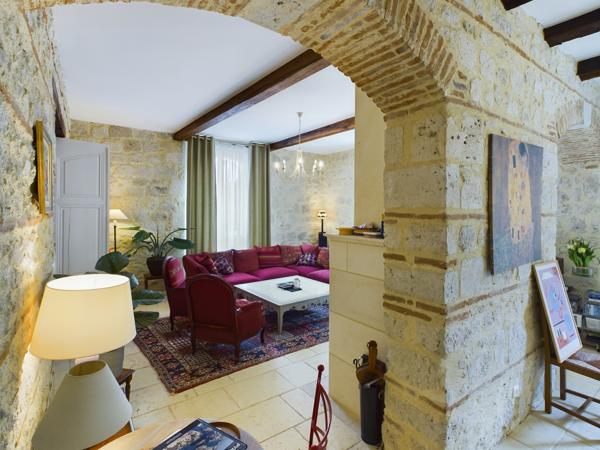 Puymirol (47270) Proche Agen, Grande Maison au village avec 4 chambres, 2 Jardins et vue sur campagne