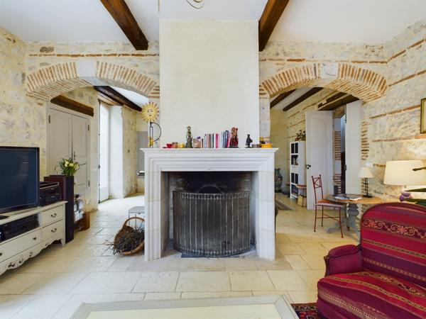 Puymirol (47270) Proche Agen, Grande Maison au village avec 4 chambres, 2 Jardins et vue sur campagne