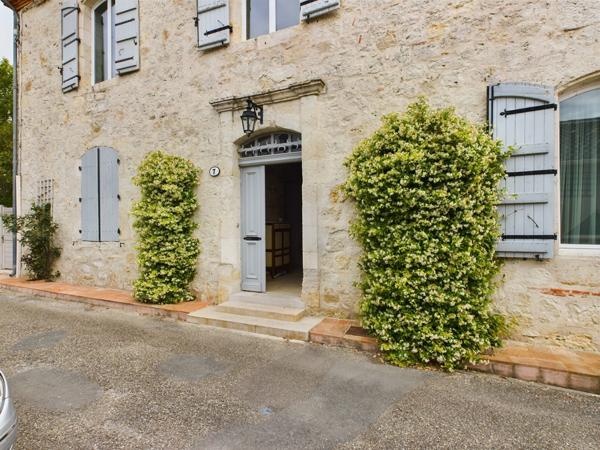 Puymirol (47270) Proche Agen, Grande Maison au village avec 4 chambres, 2 Jardins et vue sur campagne
