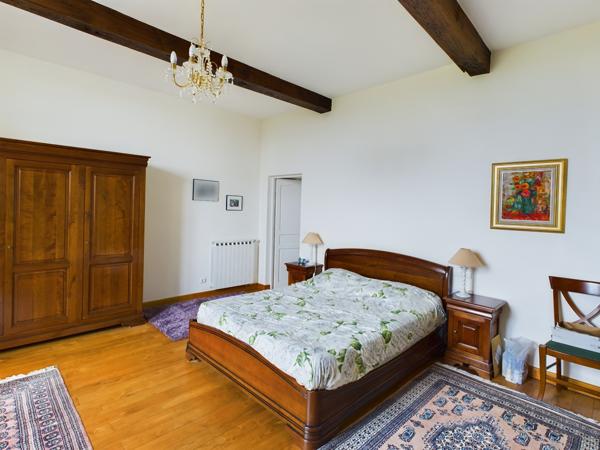 Puymirol (47270) Proche Agen, Grande Maison au village avec 4 chambres, 2 Jardins et vue sur campagne