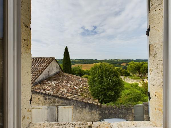 Puymirol (47270) Proche Agen, Grande Maison au village avec 4 chambres, 2 Jardins et vue sur campagne