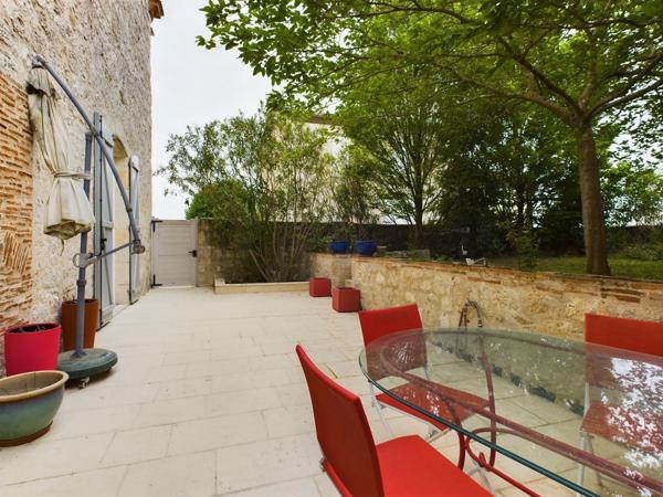 Puymirol (47270) Proche Agen, Grande Maison au village avec 4 chambres, 2 Jardins et vue sur campagne