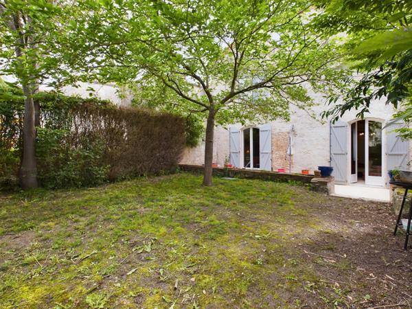 Puymirol (47270) Proche Agen, Grande Maison au village avec 4 chambres, 2 Jardins et vue sur campagne