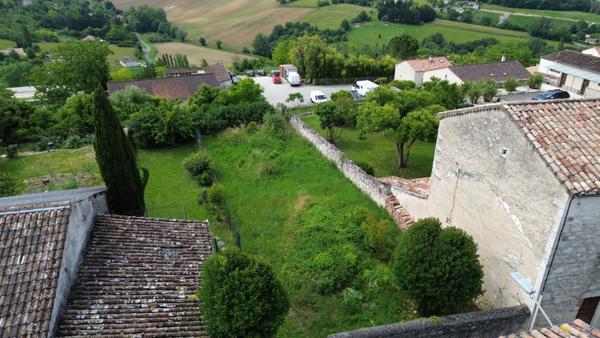 Puymirol (47270) Proche Agen, Grande Maison au village avec 4 chambres, 2 Jardins et vue sur campagne
